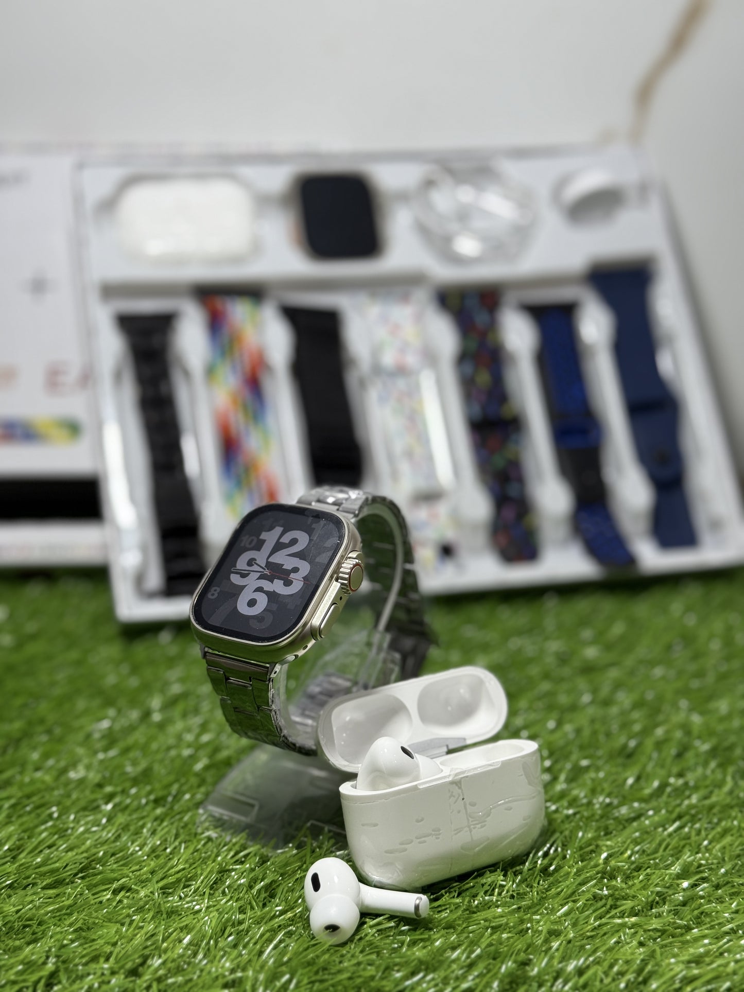 i20 10-in-1 Smartwatch with 7 Straps, Case and Buds